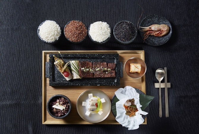 트럼프 대통령 청와대 만찬 메뉴. 잡채 재료로 독도 바다에 서식하는 도화새우를 사용했다. - 청와대 제공